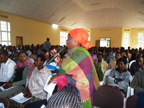 Abaturage n'abayobozi b'utugari batanze ibitekerezo mu rwego rwo kunoza imihigo.