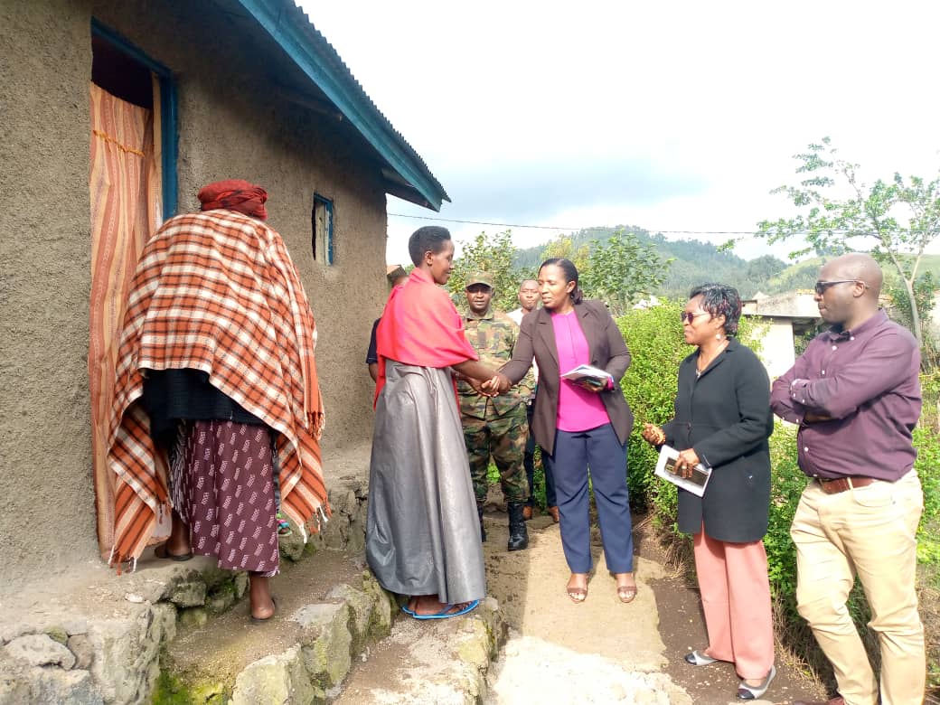 Abo badepite banasuye ingo za bamwe mu baturage bagamije kumva ibyifuzo byabo ku cyakorwa ngo imirire mibi n'igwingira bicike