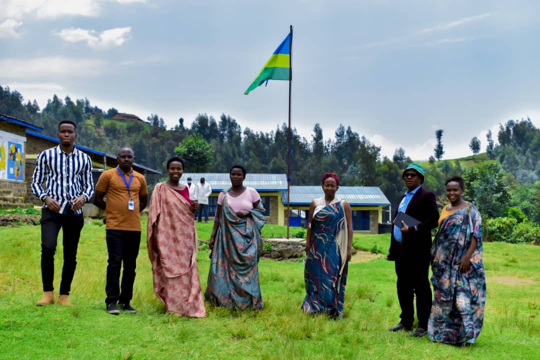 Bishimiye kuza gufasha ikigo cy'amashuri abanza cyabareze