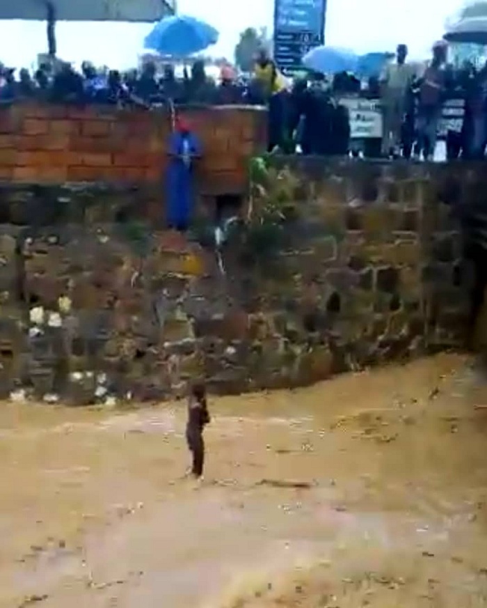 Ni uku byari bimeze umwana yabuze uko ava muri ruhurura