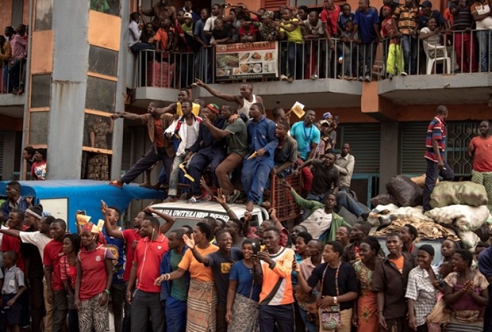 Muri Nyabugogo abantu baba ari benshi bamwe bakurira ku modoka ngo babashe kwirebera amagare