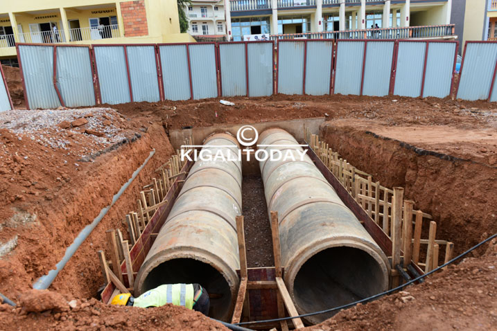 Ayo matiyo azajya ayoborwamo amazi, munsi y'umuhanda.