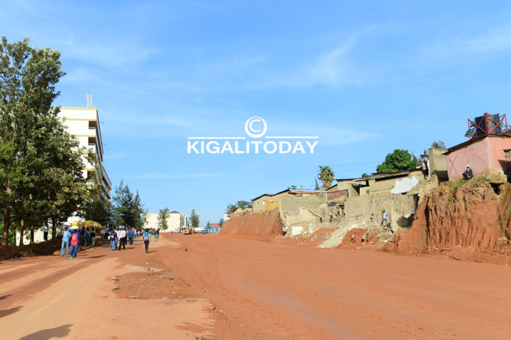 Iyo nzu y'umweru niyo ikorerwamo n'icyicaro cya Polisi ikorera mu muhanda.