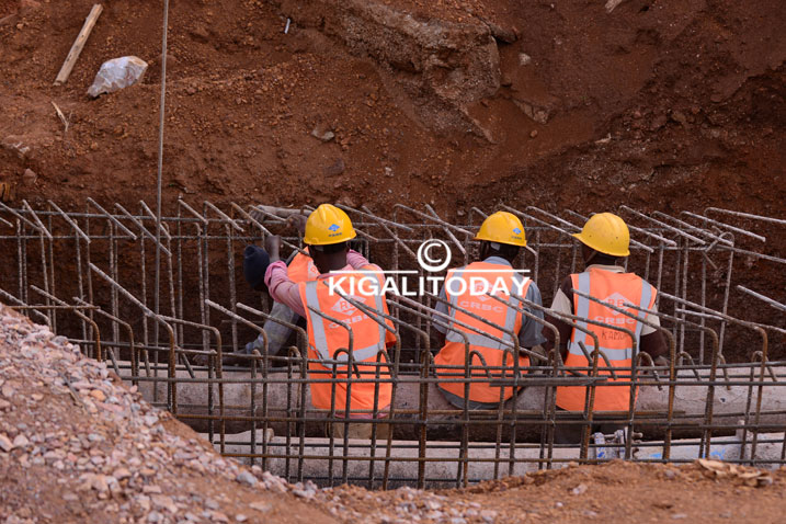 Izo nizo beto ziri gushyirwa munsi y'umuhanda, mbere yo gusukaho kaburimbo.