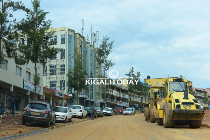 Kubera kwagura uyu muhanda, bigaragara ko guparika imodoka mu nkengero zawo bitazongera gushoboka.