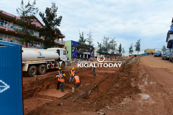 Umuhanda wubakwa n'Abashinwa basanzwe bazwiho ubunararibonye mu gukora imihanda ikomeye.