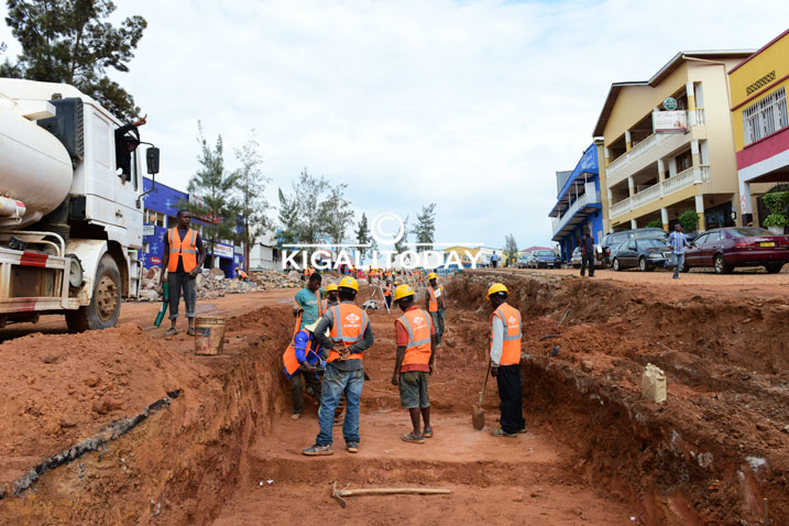 Babanza gucukura mbere yo gushyiraho kaburimbo.