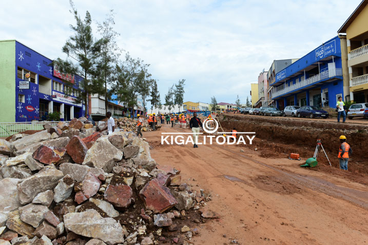 Ayo mabuye yose azajya aho hacukurwa mu kwirinda ko umuhanda wazajya wika.