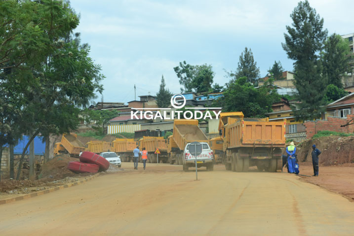Aha ni hafi y'amahuriro y'ahazwi nko kuri Yamaha, hari umuhanda ukata ugana ku Gisozi.