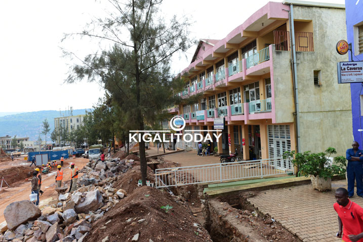 izo nzu ziri ku murongo umanuka akorerwamo ubucuruzi butandukanye.