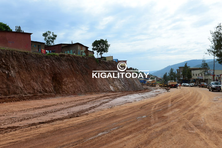 Igice kinini cyo ku ruhande rwa ruguru ahari hatuye abantu cyarasanywe, abantu barimurwa.