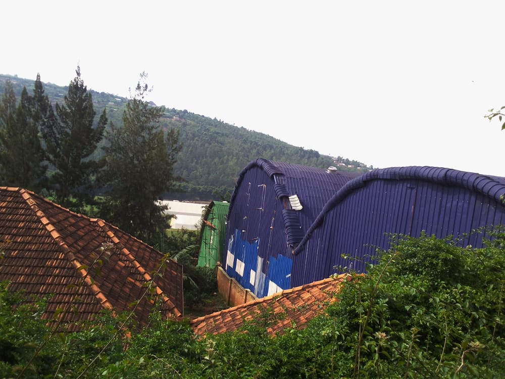 Urebeye hejuru nabwo ubona ko inzu y'Umushinwa yegeranye cyane n'uruganda