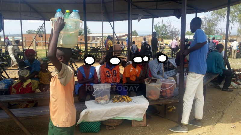 Abana bata ishuri bakajya gucuruza amandazi 