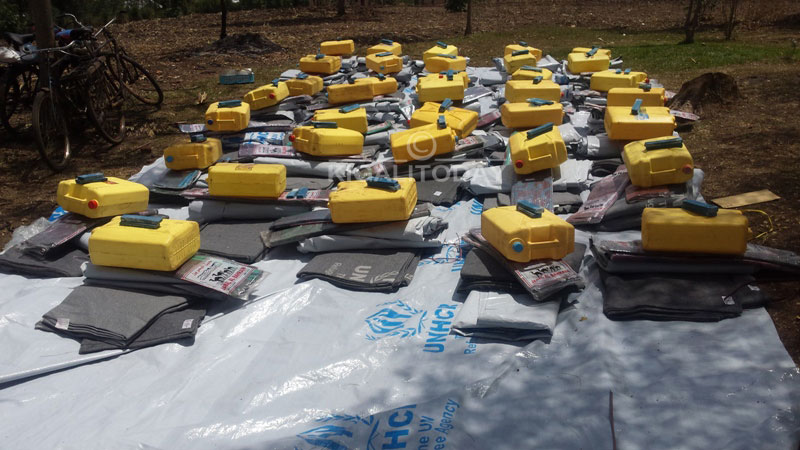 Mu bufasha bahawe harimo amahema yo gushyira ku nzu zabo 