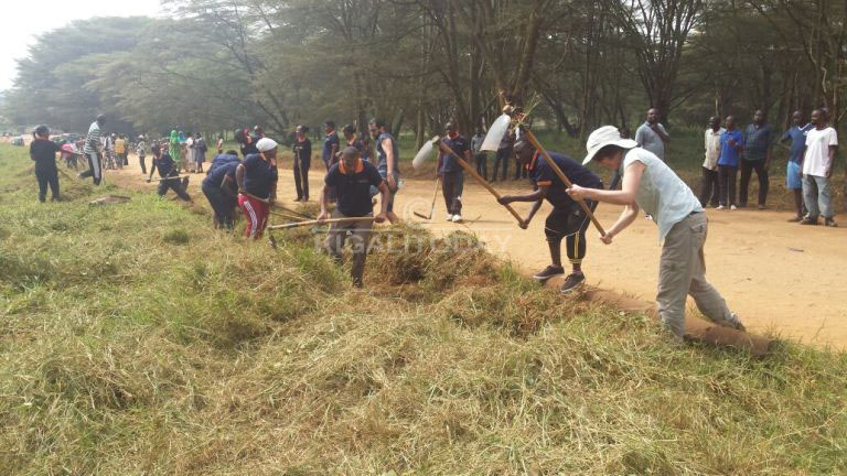 Nyagatare nabo bakoze umuganda wo gukora isuku banasibura imiferege y'umuhanda 
