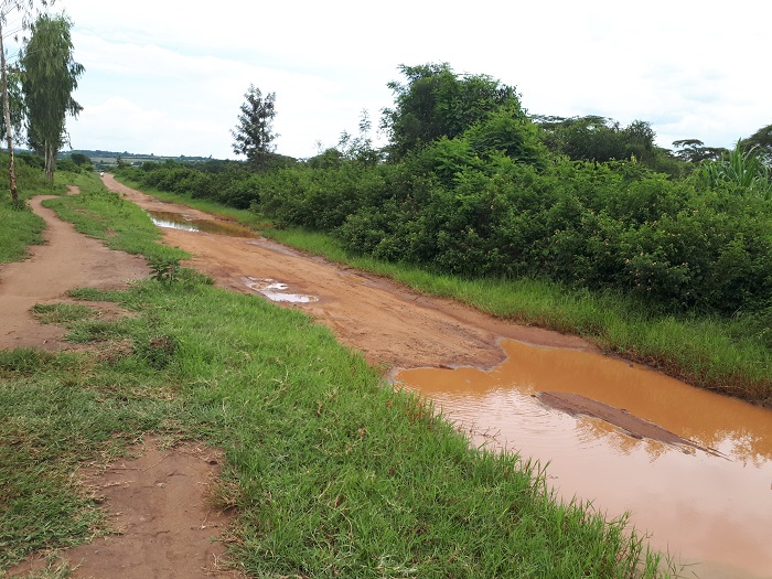 Umuhanda wuzuyemo ibinogo igihe cy'imvura birekamo amazi
