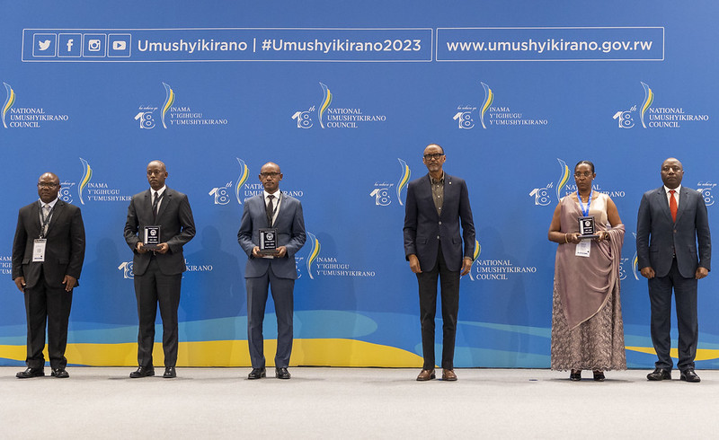 Abayobozi b'Uturere twa Nyagatare, Huye na Rulindo bashyikirijwe ibikombe nk'Uturere twaje mu myanya y'imbere mu mihigo