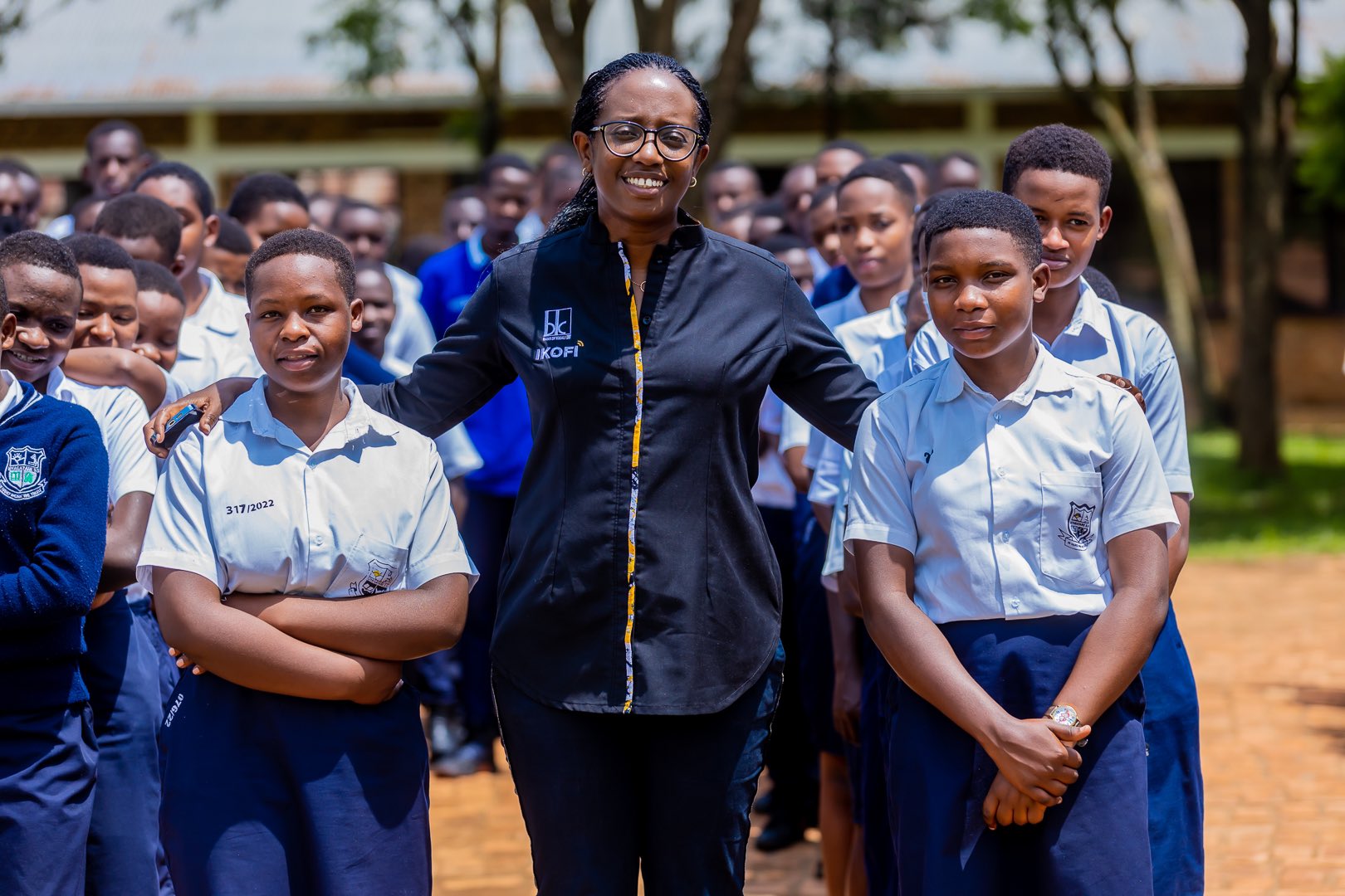 Umuyobozi wa BK n'abo bari kumwe basuye n'ikigo cy'amashuri cya Nyagatare, baganira n'abanyeshuri bakoresha serivisi ya 'Urubuto Pay' mu kwishyura amafaranga y'ishuri