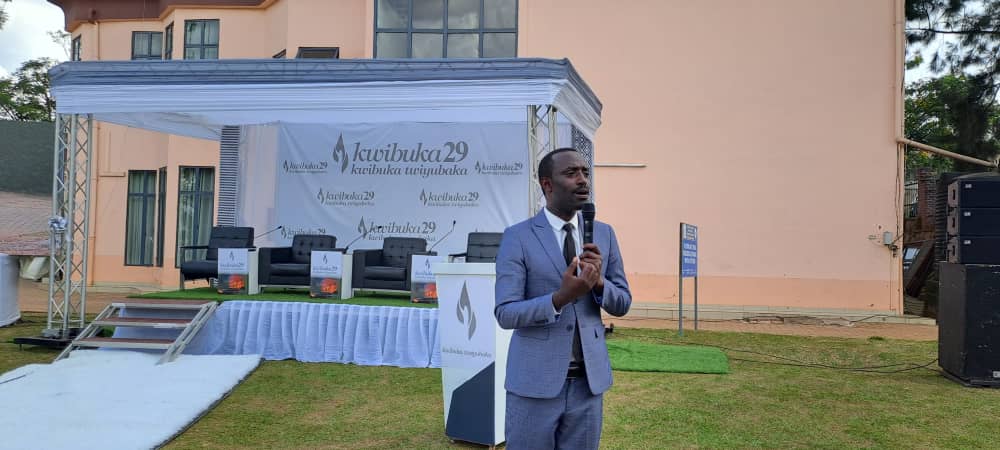 Umuhanzi Bonhomme yaririmbiye abitabiriye iki gikorwa