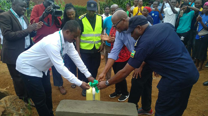 Abaturage b'i Nyakariro kandi begerejwe umuyoboro w'amazi meza 