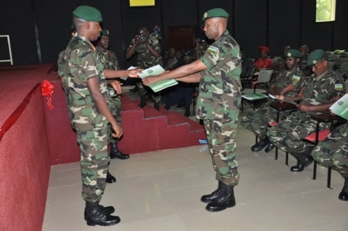 Buri wese yahawe impamyabumenyi igaragaza ko yahuguwe.