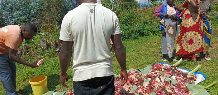 Mu kwitegura Noheli abari mu matsinda babaze inka bagabana inyama