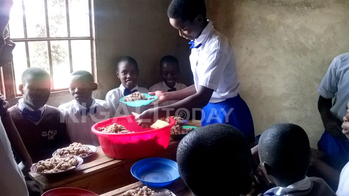 Nyamagaba ngo abana babasha kwishyura bishimira iyi gahunda ya school feeding kuko ituma babasha kwiga neza.