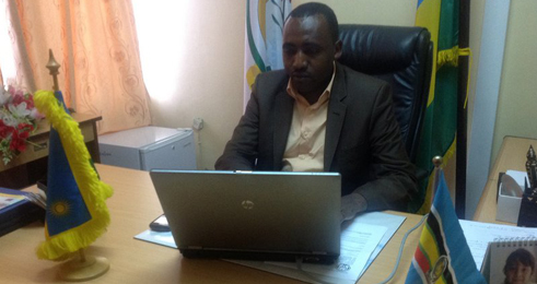 Umuyobozi w'akarere ka Nyamagabe, Mugisha Philbert yakiraga inyandiko yari yohererejwe hifashishijwe e-mboni.