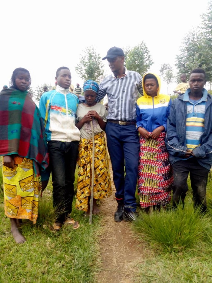 Abo ni abaturage batanu babashije kurokoka. Undi umwe aracyari kwa muganga. Aho bari kumwe na Visi Meya Kabayiza (uri hagati)