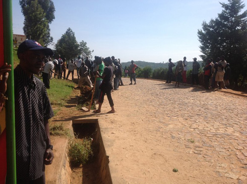 Abaturage bakora umuganda.