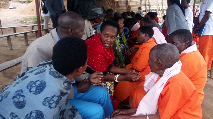 Abagororwa n'abarokotse Jenoside b'i Nyaruguru babanje kuganira ku mbabazi babandikiye babasaba