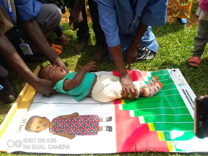 Umwana w'amezi icyenda bamupimye uburebure kugira ngo barebe ko atagwingiye basanga agera neza mu ibara ry'icyatsi rigaragaza ko atagwingiye