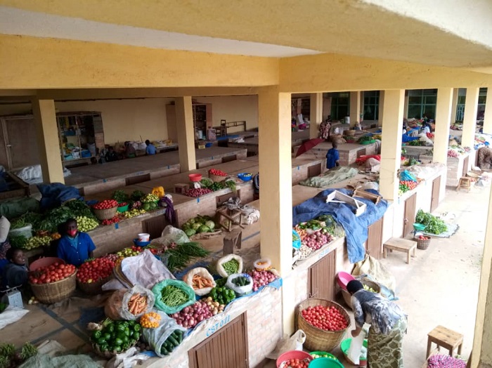 Ahacururizwa imbuto n'imboga hasigayemo mbarwa kandi ngo mbere hose harakorerwaga