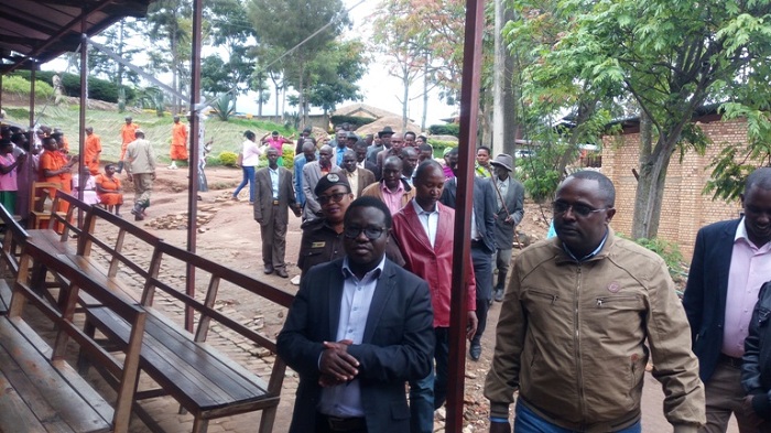 Abarokotse Jenoside yakorewe Abatutsi b'i Nyaruguru, barangajwe imbere n'umuyobozi w'Akarere baje gutanga imbabazi kuri abo bagororwa bo muri Gereza ya Nyamagabe babandikiye bazibasaba