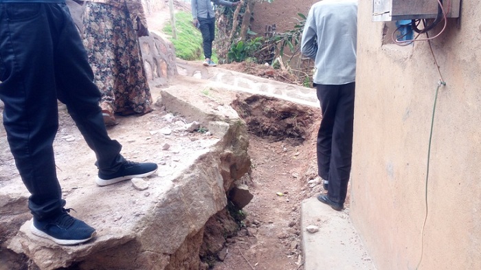 Amazi aturuka mu muhanda anyura imbere y'umuryango ku buryo hari impungenge wo yazatwara abana