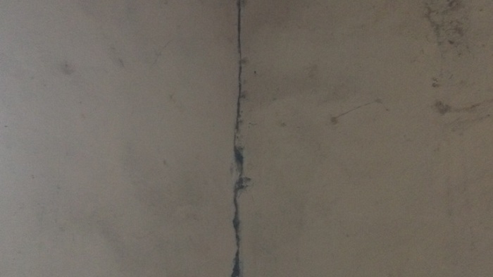 Inzu zo ku gasantere ka Nzega zagiye zisaduka kubera ibimashini bikora umuhanda byagiye bizitigisa