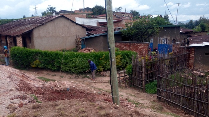 Ruriya rugo ruriho umuryango w'ubururu mbere rwajyaga rutahamo imodoka ariko ubungubu ntibyashoboka