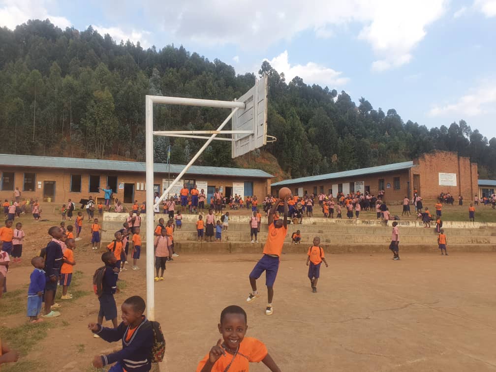 Abana biga mu ishuri ribanza rya Nyamagumba bakina imikino inyuranye 