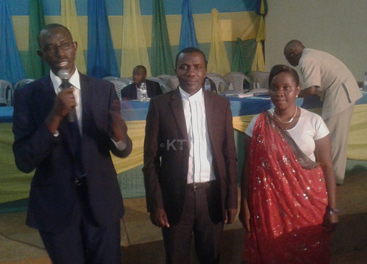 Kamali Aime Fabien (ibumoso) yongeye gutorerwa kuyobora Akarere ka Nyamasheke. Ari kumwe na Komite ayoboye.