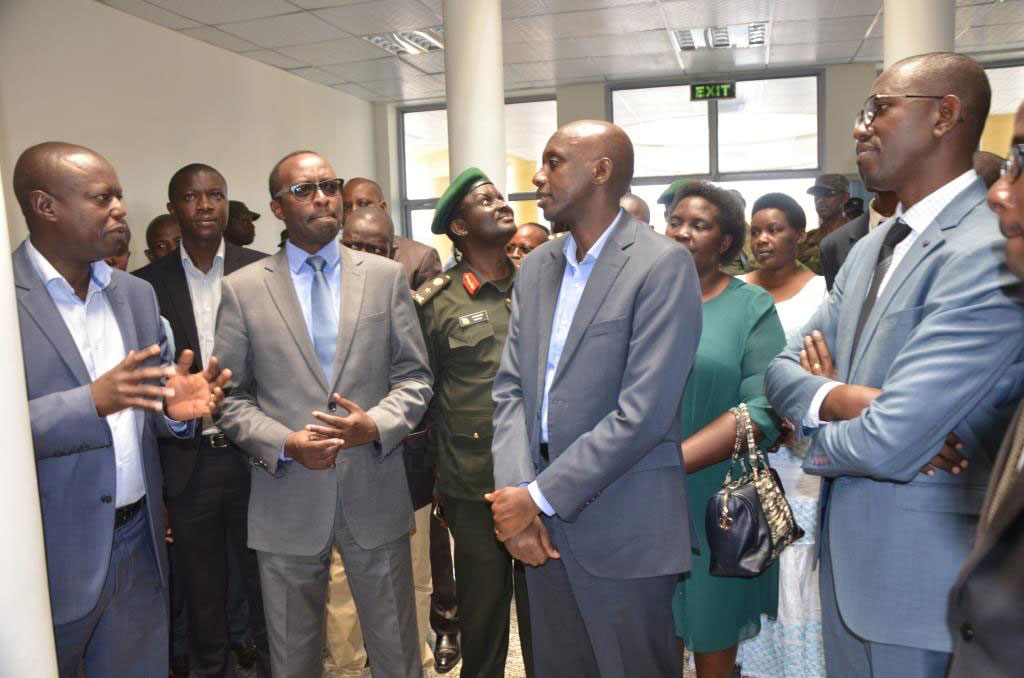 Minisitiri Kaboneka niwe watashye iyo nyubako y'ibiro by'Akarere ka Nyamasheke 