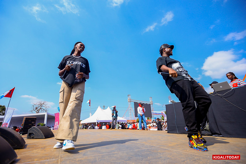 Bwiza na Bruce Melodie bagaragara aho umukandida wa RPF Inkotanyi yiyamamariza hose baririmba indirimbo ‘Ogera' ndetse n'izindi zabo zikunzwe na benshi