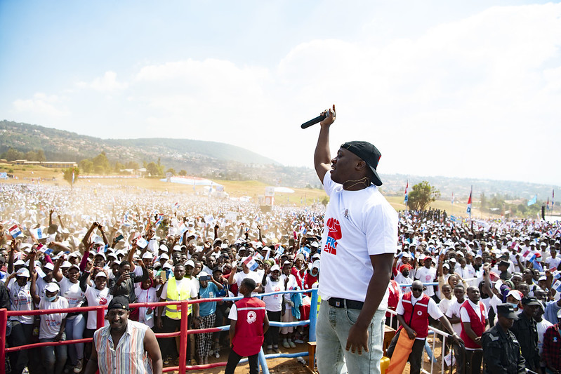 King James na we yatumye abantu basimbuka, baridagadura mu ndirimbo ze zitandukanye