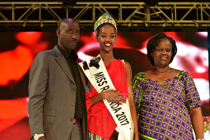 Nyampinga w'u Rwanda 2017 arikumwe n'ababyeyi be