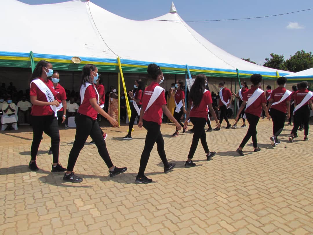 Abakobwa 20 bahatanira ikamba rya Nyampinga bagize umwanya wo kwiyerekana banasuhuza abatuye mu Karere ka Bugesera