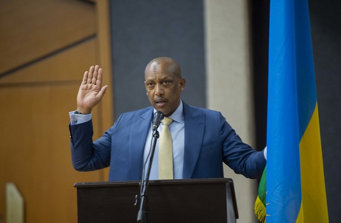 Gen. Patrick Nyamvumba, Minisitiri w'Umutekano ageza indahiro kuri Perezida Kagame