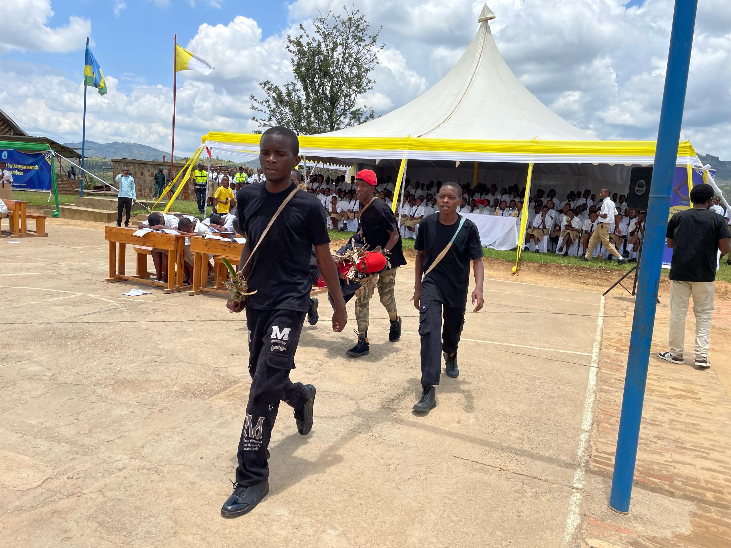 Abanyeshuri bakinnye umukino werekana uko byari byifashe