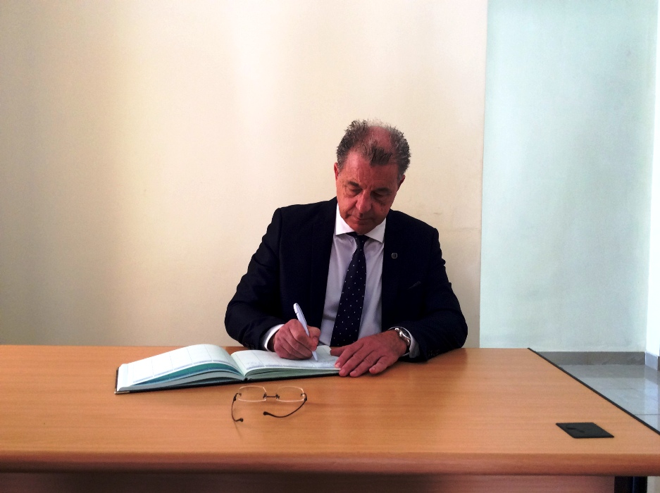 Yanditse mu gitabo cy'abashyitsi ku rwibutso rwa Nyange