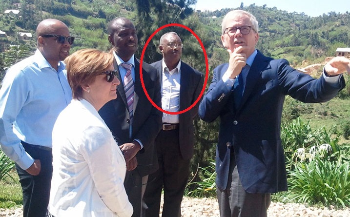 Nyangezi (uri mu kaziga) avuga ko Rwiyemezamirimo atubahirije ibyo yasabwe ubu bari mu manza. Aha yari kumwe n'umuyobozi wa Heineken (ifoto:Ububiko).