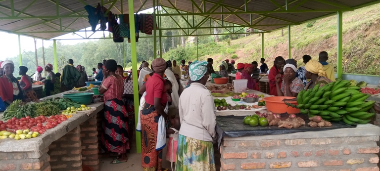 Isoko rya Nyanza mu Murenge wa Ngera ubwo ryafungurwaga ibibanza byari byuzuye