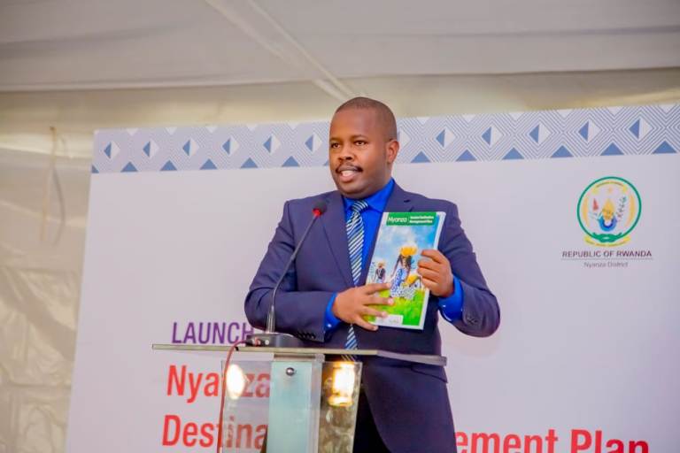 Samuel Dusengimana, yashimye ibikubiye mu gitabo kigaragaza ishusho y'ubukerarugendo muri Nyanza abizeza ubufatanye